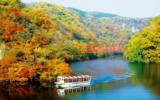 遊覧船から紅葉が楽しめる広島の帝釈峡