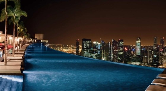 近未来！？シンガポールの天空に浮かぶプール！