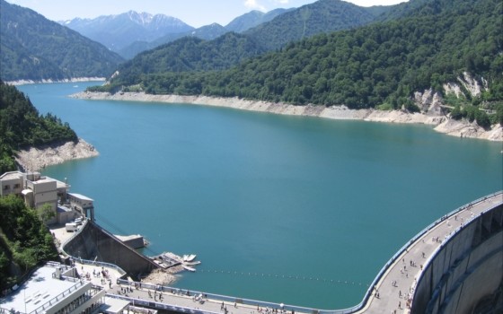 晴れた日の放水では虹が見られる富山県のダム
