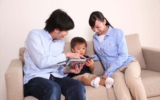 スパイスラックを活用して、絵本をおしゃれに飾ろう