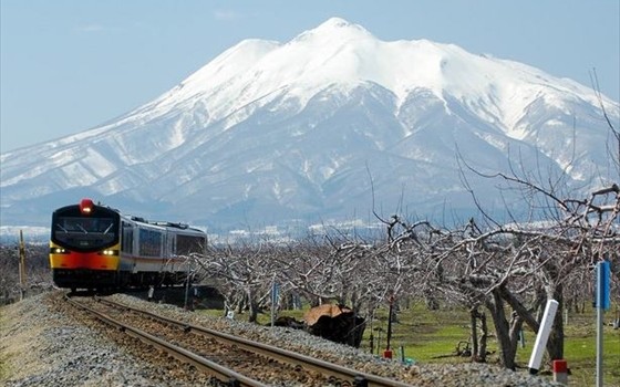 日本初の世界自然遺産沿線を走る五能線