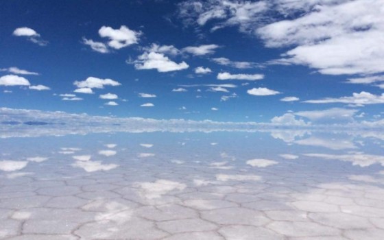 雨季の今がチャンス！ウユニ塩湖の水鏡を見る