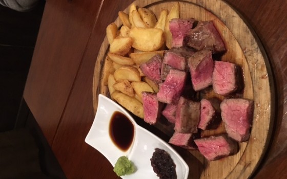 おいしいお肉とワインのお店